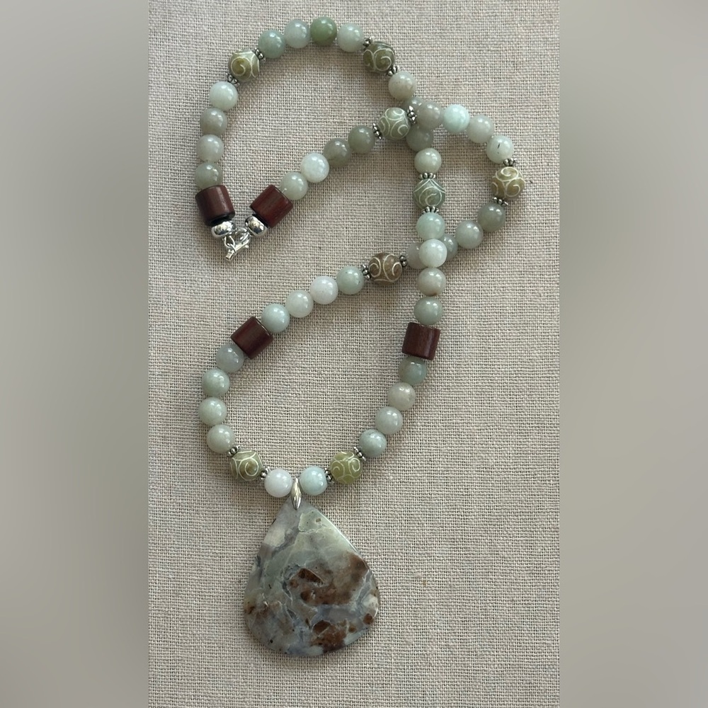Beautiful 24 inch Jade Gemstone bead necklace NWOT